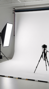 Studio de photographie équipé avec éclairage professionnel, fond et matériel photo prêt pour un shooting produits.